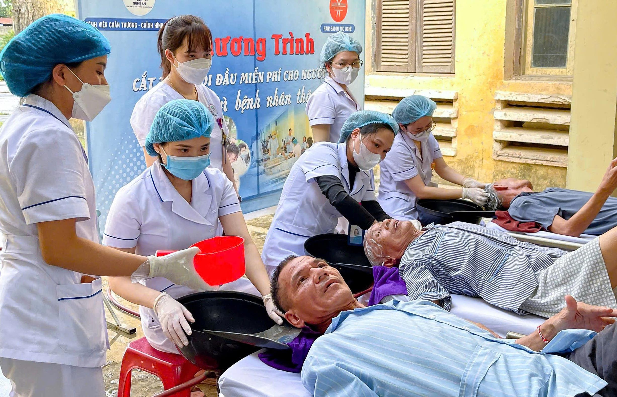 Cắt tóc miễn phí nơi giường bệnh: Nơi lòng người ấm lại